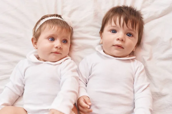 Två Bedårande Barn Ligger Sängen Sovrummet — Stockfoto