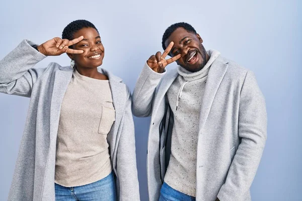 Mladý Africký Americký Pár Stojící Nad Modrým Pozadím Společně Dělat — Stock fotografie