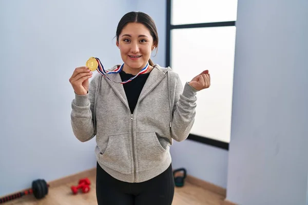 Young Latin Woman Wearing Winner Medal Screaming Proud Celebrating Victory — ストック写真