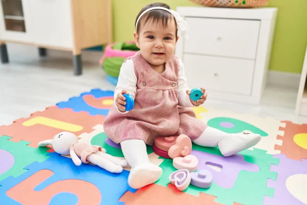 Schattige Spaanse Baby Zittend Vloer Met Speelgoed Kleuterschool — Stockfoto