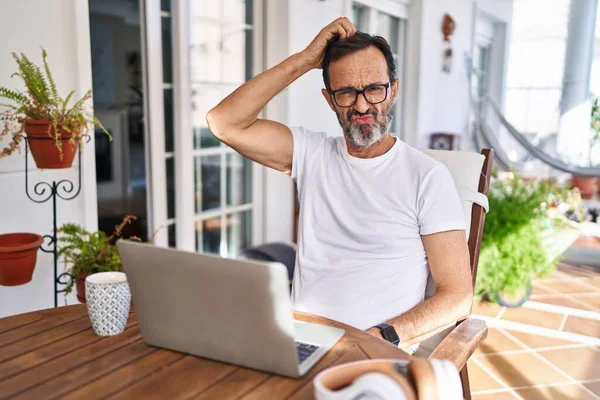 Middle Age Man Using Computer Laptop Home Confuse Wondering Question — Stock Photo, Image