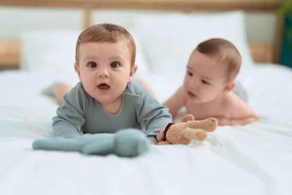 Два Малыша Лежат Кровати Играют Плюшевым Мишкой Спальне — стоковое фото