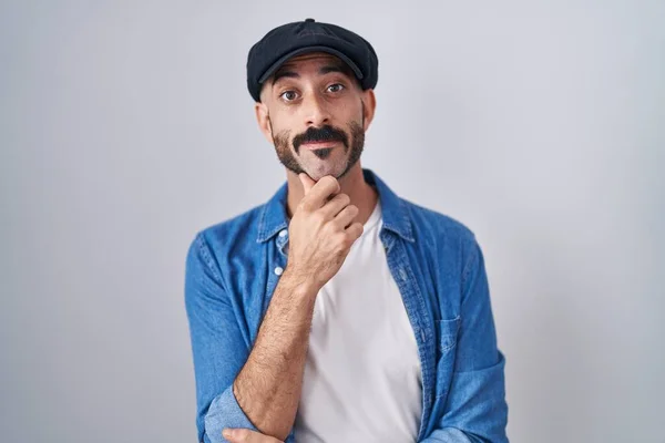 Hispanic Man Beard Standing Isolated Background Looking Confident Camera Smiling — Photo