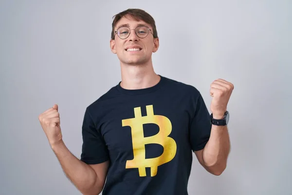 Homem Loiro Caucasiano Vestindo Camiseta Bitcoin Comemorando Surpreso Surpreso Pelo — Fotografia de Stock