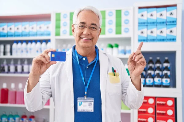Middle Age Man Grey Hair Working Pharmacy Drugstore Holding Credit — Stockfoto