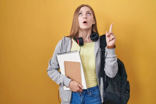 Jonge Blanke Vrouw Draagt Studentenrugzak Houdt Boeken Vast Verbaasd Verrast — Stockfoto