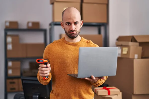 Young Bald Man Beard Working Small Business Ecommerce Laptop Relaxed — Stock Photo, Image