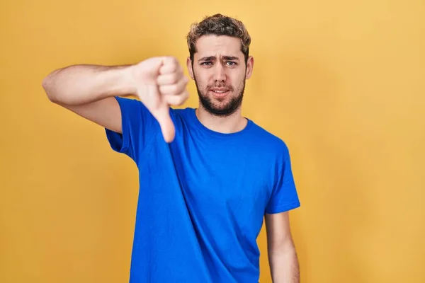 Hispanic Man Beard Standing Yellow Background Looking Unhappy Angry Showing — Stockfoto