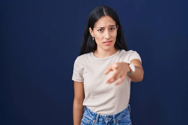 Young Hispanic Woman Standing Blue Background Pointing Displeased Frustrated Camera — Stockfoto