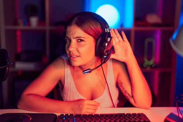 Young Blonde Woman Playing Video Games Wearing Headphones Smiling Hand — Foto de Stock