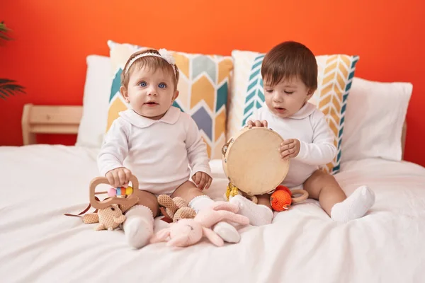 Deux Adorables Bébés Tenant Tambourin Assis Sur Lit Dans Chambre — Photo