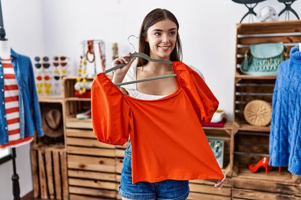Jovem Hispânica Sorrindo Confiante Segurando Shirt Loja Roupas — Fotografia de Stock