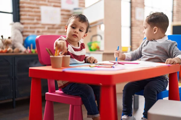 Two Kids Preschool Students Sitting Table Drawing Paper Kindergarten — Stok fotoğraf