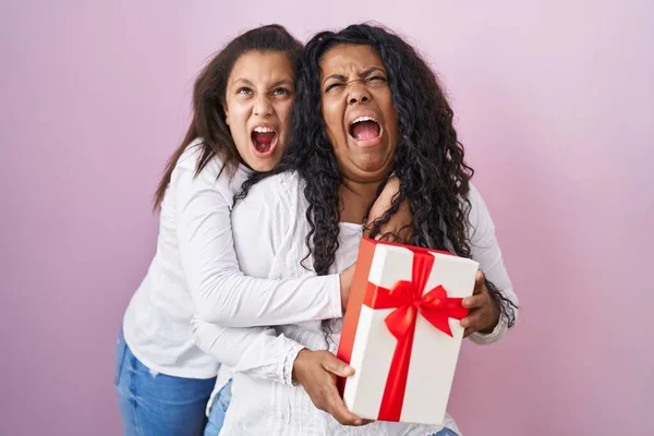 母親と若い娘保持とともにプレゼント怒っていると怒っている叫び不満と激怒 怒りで叫んで検索アップ — ストック写真