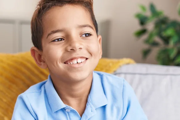 Liebenswerter Hispanischer Junge Lächelt Selbstbewusst Und Sitzt Hause Auf Dem — Stockfoto