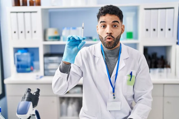 Laboratuvarda Çalışan Sakallı Spanyol Bir Adam Elinde Şırıngayla Korkmuş Ağzı — Stok fotoğraf