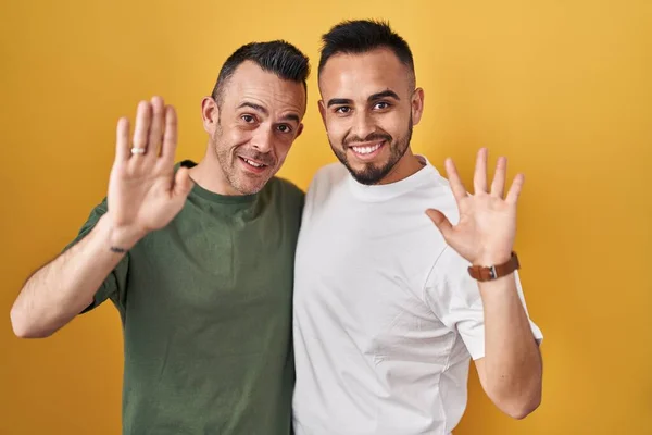 Casal Homossexual Sobre Fundo Amarelo Renúncia Dizendo Olá Feliz Sorridente — Fotografia de Stock