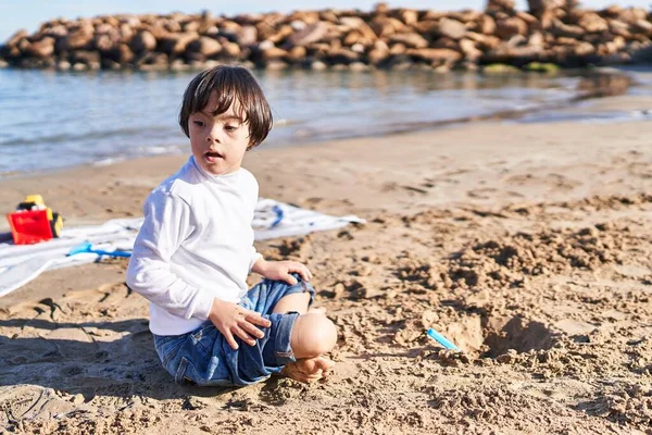 Syndrome Kid Playing Relaxed Expression Sitting Sand Beach — Stock Photo, Image