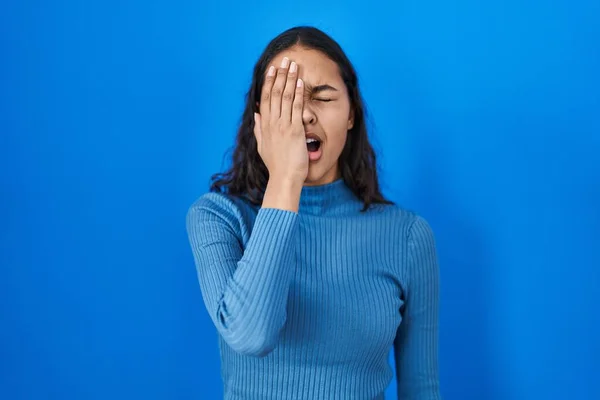 Young Brazilian Woman Standing Blue Isolated Background Yawning Tired Covering — Foto de Stock