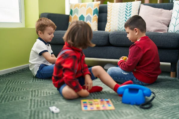 Groep Kinderen Spelen Met Speelgoed Zitten Vloer Thuis — Stockfoto