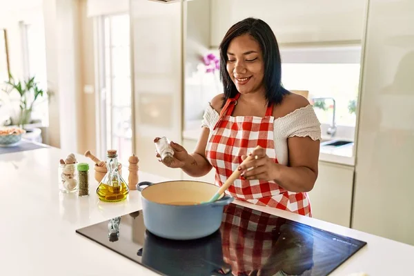 Hispanic Brunette Woman Cooking Adding Salt Kitchen — Stockfoto