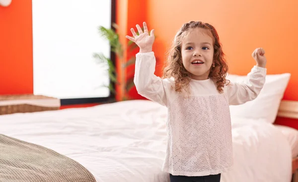 Liebenswertes Blondes Kleinkind Lächelt Selbstbewusst Und Tanzt Schlafzimmer — Stockfoto