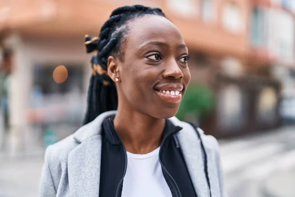 Afro Amerikalı Kadın Gülümsüyor Kendinden Emin Bir Şekilde Caddeye Bakıyor — Stok fotoğraf