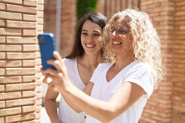 Two Women Mother Daughter Having Video Call Street — Stockfoto