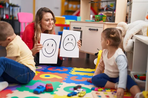 Lehrerin Mit Jungen Und Mädchen Tisch Bei Emotionstherapie Kindergarten — Stockfoto
