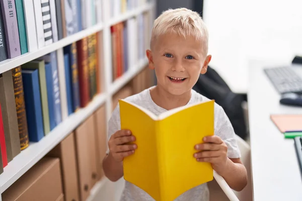 Очаровательный Ребенок Читает Книгу Стоя Классе — стоковое фото