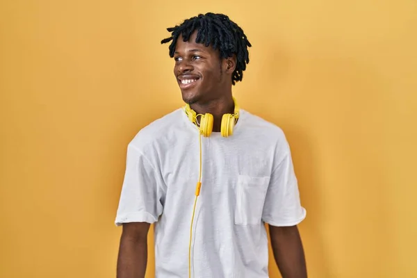 Young African Man Dreadlocks Standing Yellow Background Smiling Looking Side — 图库照片