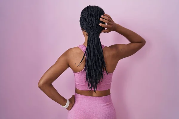 Afro Amerikaanse Vrouw Met Vlechten Dragen Sportkleding Roze Achtergrond Achteruit — Stockfoto