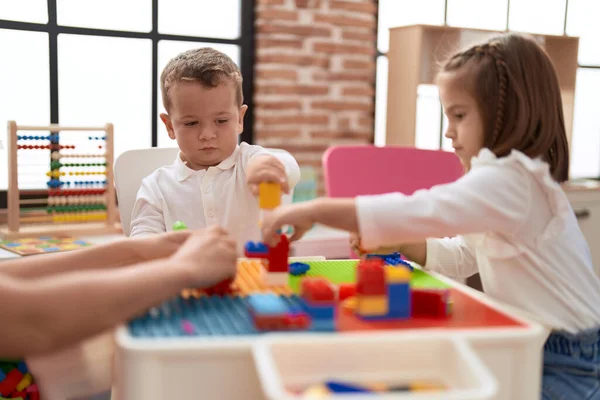 Entzückende Mädchen Und Jungen Spielen Kindergarten Mit Bauklötzen Auf Dem — Stockfoto
