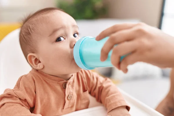 Liebenswertes Hispanisches Kleinkind Trinkt Wasser Hause Hochstuhl — Stockfoto