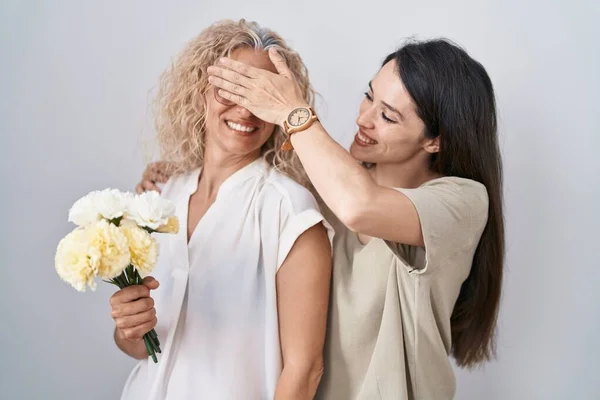 Madre Hija Sosteniendo Ramo Flores Blancas Sonriendo Riendo Con Mano —  Fotos de Stock