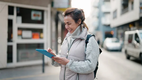 Mulher Hispânica Meia Idade Sorrindo Confiante Usando Touchpad Rua — Fotografia de Stock