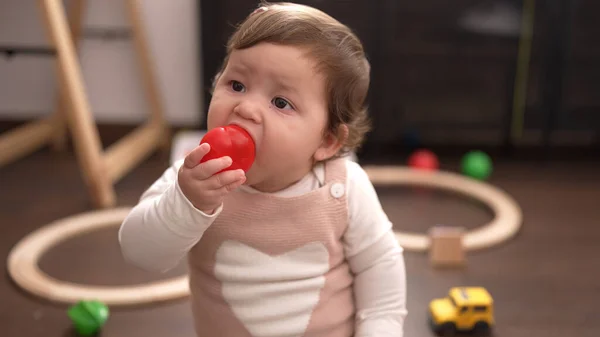 Liebenswertes Kleinkind Saugt Plastikball Kindergarten Auf Dem Boden — Stockfoto