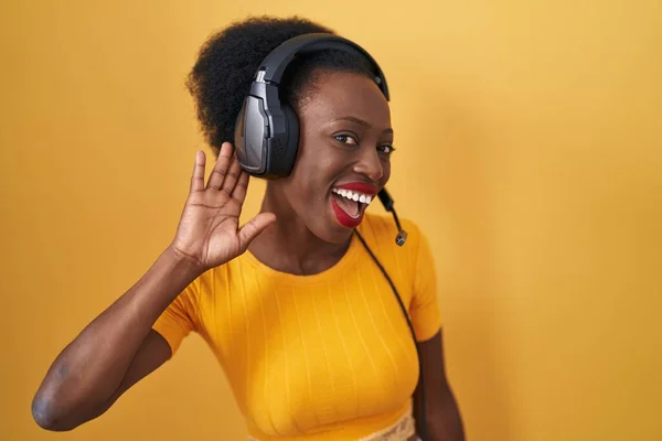 African Woman Curly Hair Standing Yellow Background Wearing Headphones Smiling — Stock Photo, Image