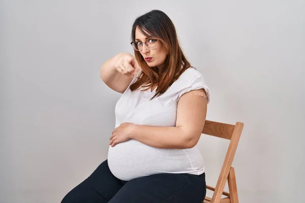 Kobieta Ciąży Nosząca Plaster Wstrzykiwań Szczepionki Wskazujący Palcem Kamerę Ciebie — Zdjęcie stockowe