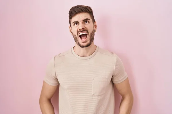 Hispanic Man Beard Standing Pink Background Angry Mad Screaming Frustrated — Fotografia de Stock
