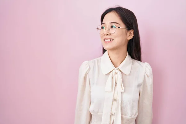 Young Chinese Woman Standing Pink Background Looking Away Side Smile — Foto de Stock
