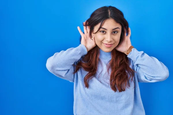 Hispanic Young Woman Standing Blue Background Trying Hear Both Hands — Stock Photo, Image