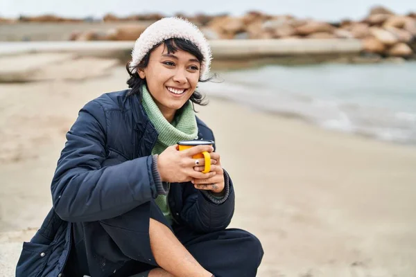 Young Beautiful Hispanic Woman Smiling Confident Drinking Coffee Seaside — Stock Photo, Image