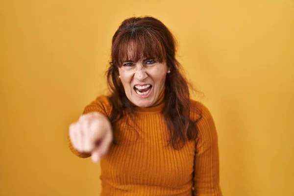 Middle Age Hispanic Woman Standing Yellow Background Pointing Displeased Frustrated —  Fotos de Stock