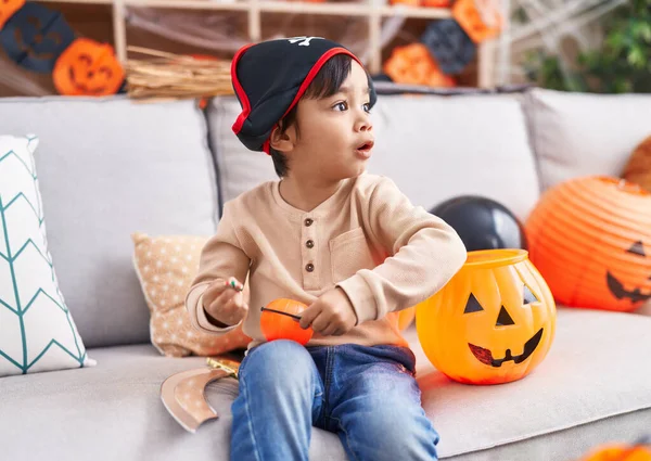 Imádnivaló Spanyol Fiú Hogy Halloween Party Gazdaság Sütőtök Kosár Édesség — Stock Fotó