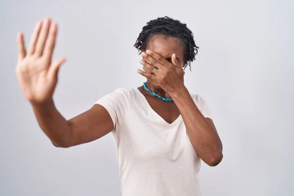 Afrikaanse Vrouw Met Dreadlocks Staan Witte Achtergrond Bedekken Ogen Met — Stockfoto