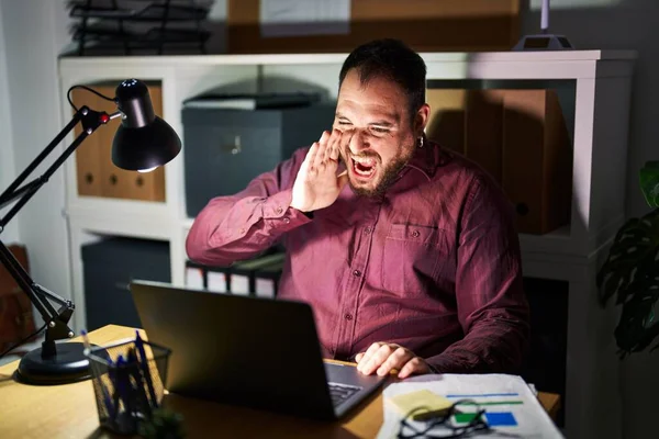 Size Hispanic Man Beard Working Office Night Shouting Screaming Loud — Foto Stock