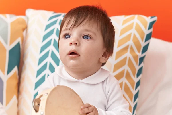 Sevimli Spanyol Bebek Evde Yatakta Tef Çalıyor — Stok fotoğraf