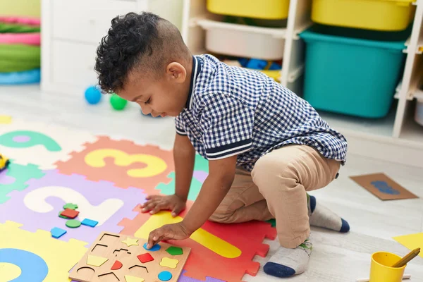 유치원 바닥에 게임을 아프리카 미국인 — 스톡 사진