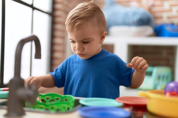 Adorável Criança Brincando Com Cozinha Brincar Jardim Infância — Fotografia de Stock